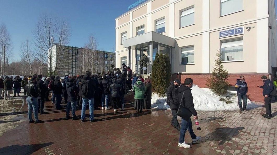 У здания казанского УФМС собралась огромная очередь мигрантов