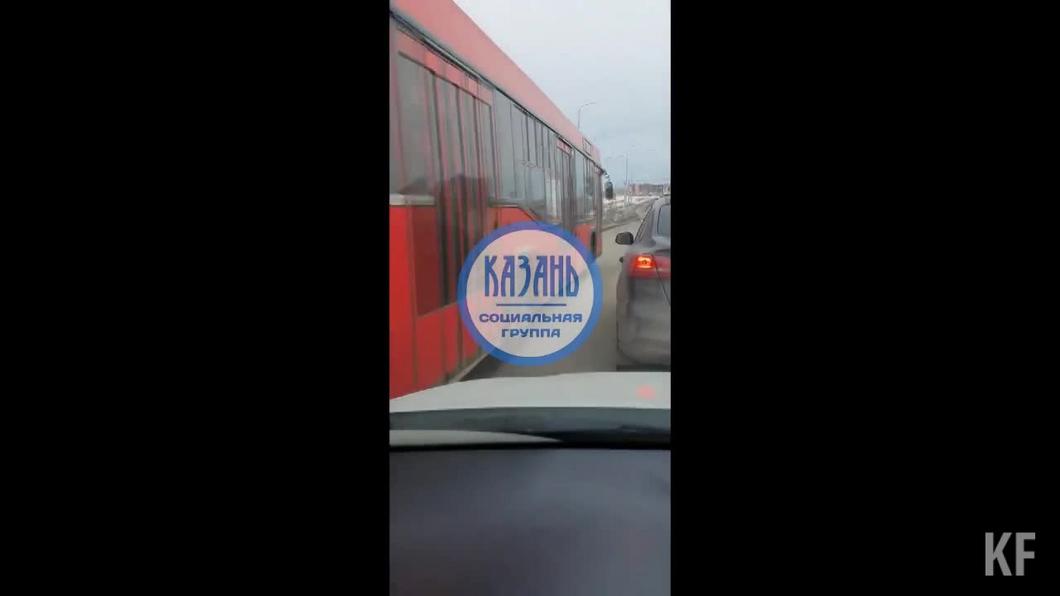 В Казани началась проверка после выезда автобуса на встречную полосу