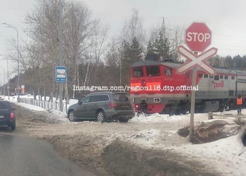 В Казани поезд не смог проехать из-за припаркованного на железной дороге «Мерседеса»