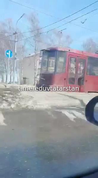 В Казани у трамвая на ходу сломалась дверь