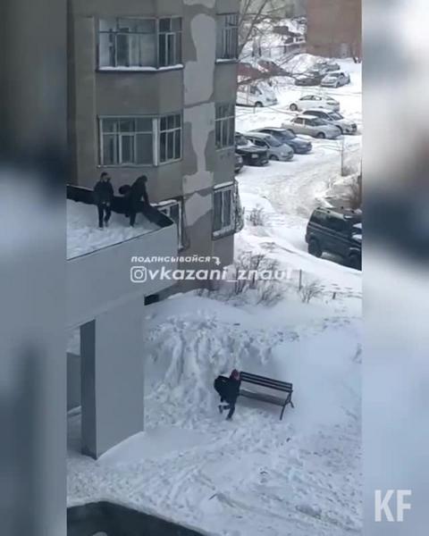 В Казани попали на видео прыгающие с козырька подъезда дети