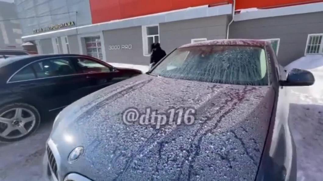 На машинах в Казани заметили странный налет – экологи проверяют факт выбросов возле «Нэфис Косметикс»