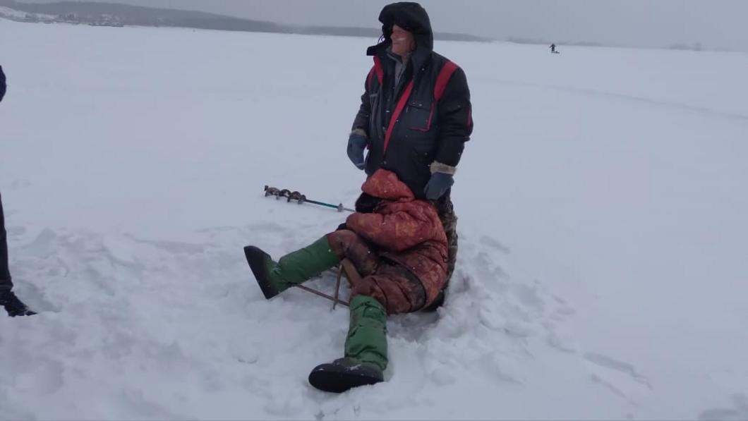 Спасатели госпитализировали татарстанца, у которого случился инсульт на льду