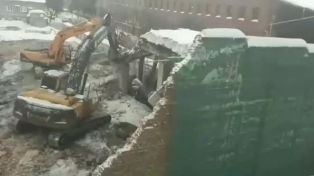 В Казани прокуратура обязала наказать виновных в обрушении стены аварийного дома в сторону многоэтажки
