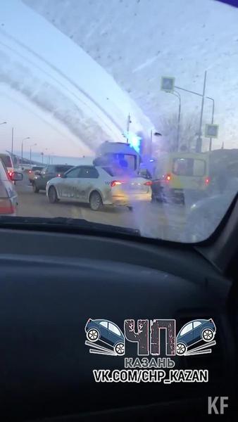 Жуткое ДТП в Казани: «Яндекс.Такси» лоб в лоб столкнулось с иномаркой, приехало четыре «скорые»