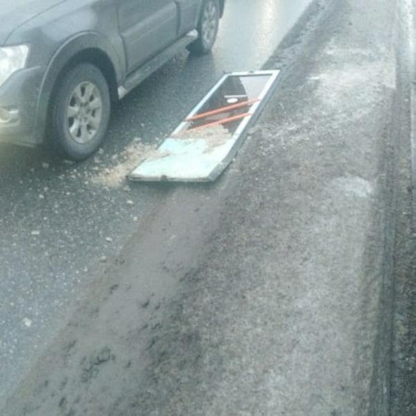 У казанского трамвая прямо на ходу оторвалась дверь У казанского трамвая прямо на ходу оторвалась дверь