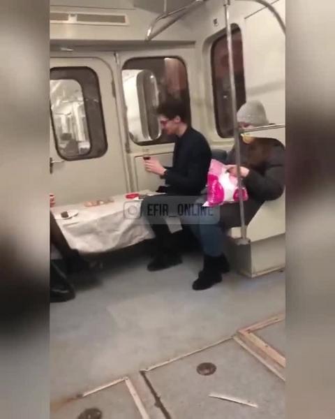 В Казани пара устроила романтический ужин в вагоне метро