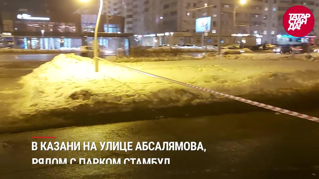 В темноте автомобиль прямо в центре Казани провалился в огромную яму