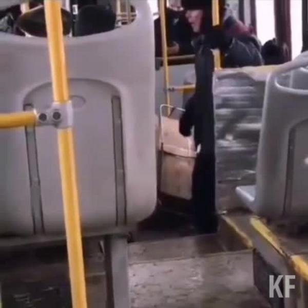 В Казани кондуктор автобуса накричала на зловонного дедушку с картоном и требовала выйти