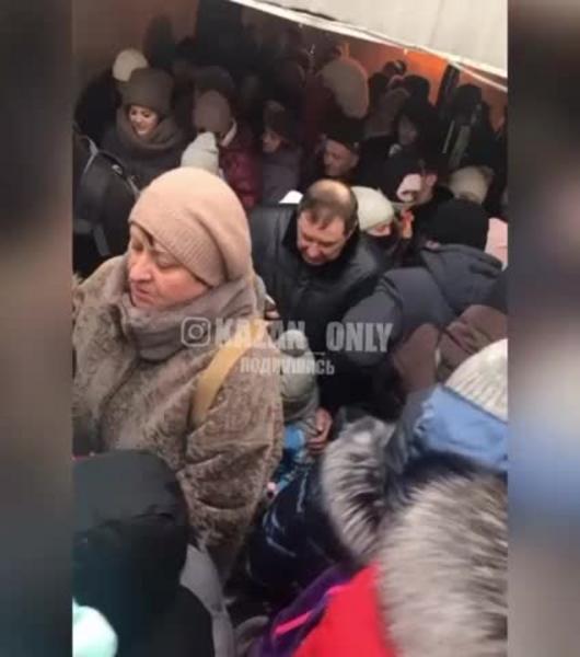 В Масленицу в Казани засняли гигантскую толпу людей в подземном переходе у Лебяжьего озера В Масленицу в Казани засняли гигантскую толпу людей в подземном переходе у Лебяжьего озера