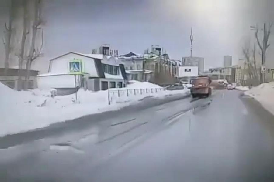 Коммунальщик на КАМАЗе окатил казанца из грязной лужи