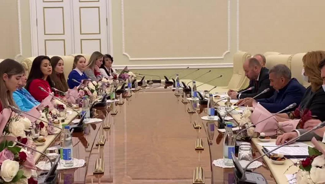 Минниханов встретился с пенсионеркой, которой Путин предложил поздравить его с днем рождения
