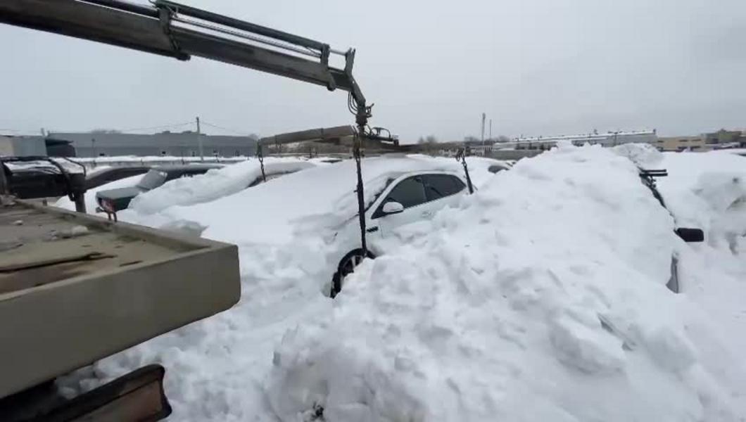 Приставы Казани искали на спецстоянке машину одного должника, а нашли еще 170