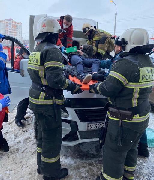 Одиннадцатилетний школьник выжил после падения с 25 этажа на «Газель»