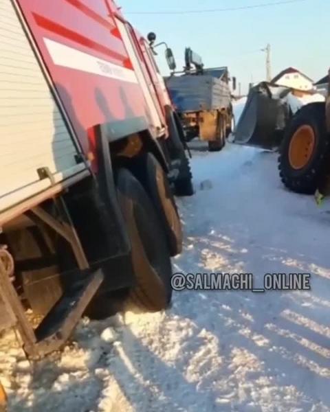 Под Казанью ехавшая на вызов пожарная машина застряла в снегу из-за узкой дороги