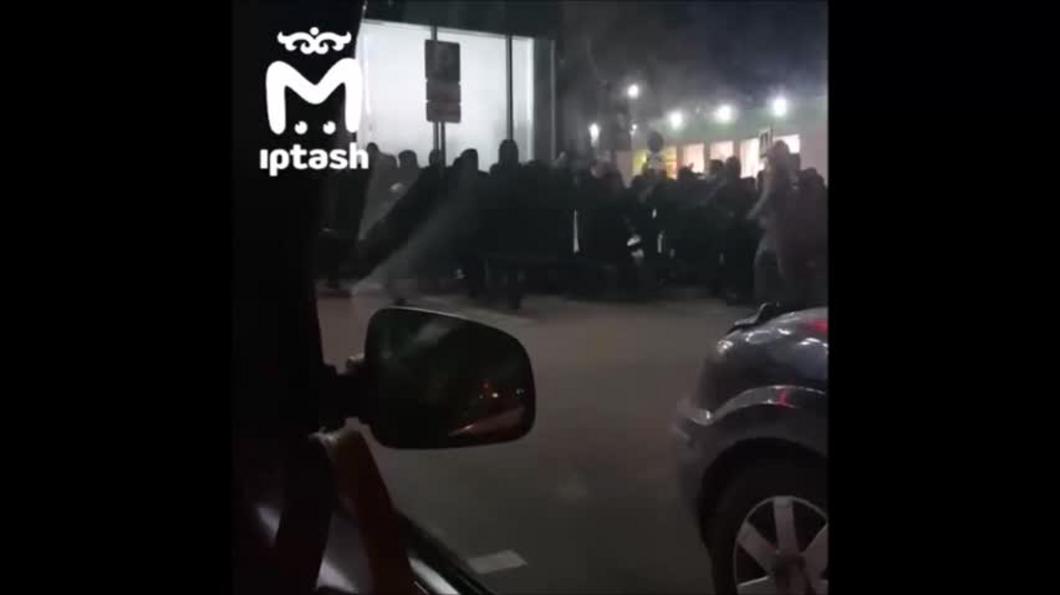Около «Бургер Кинга» в Казани схлестнулись в драке около 50 подростков