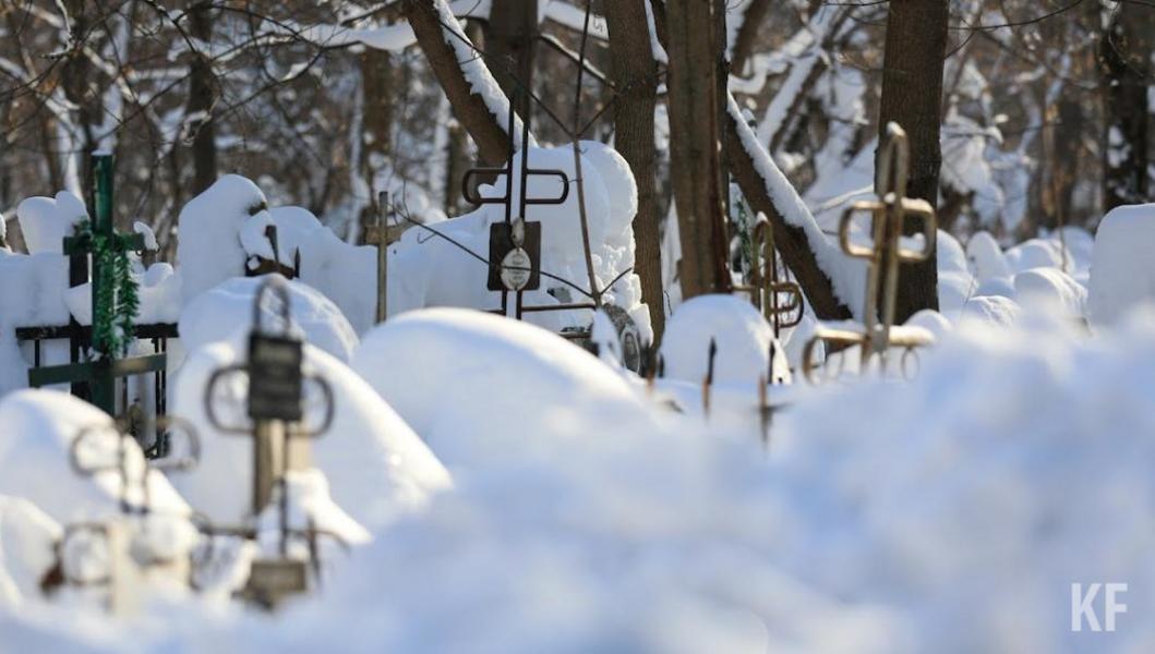 Челнинка с трудом похоронила маму на новом кладбище: катафалк с гробом застрял в грязи