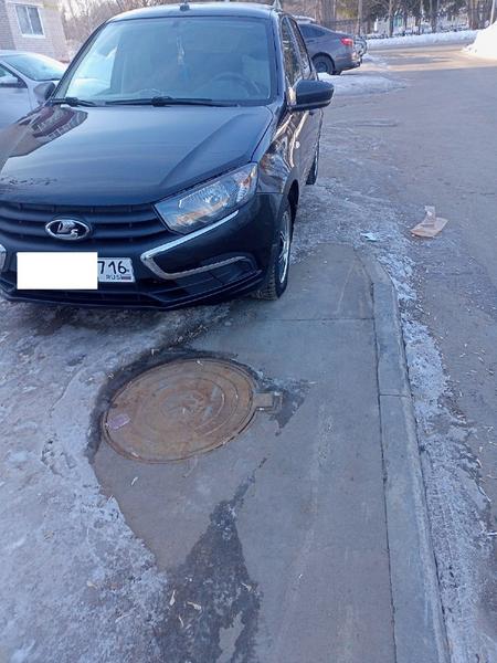 Нижнекамцы жалуются на водителей, бросающих авто на тротуарах Нижнекамцы жалуются на водителей, бросающих авто на тротуарах