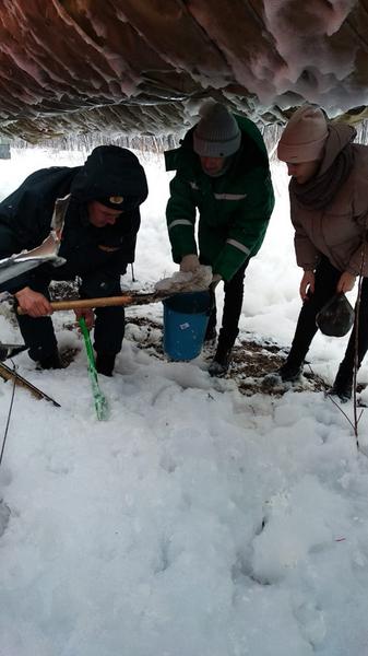 На месте опрокидывания бензовоза под Нижнекамском работали экологи