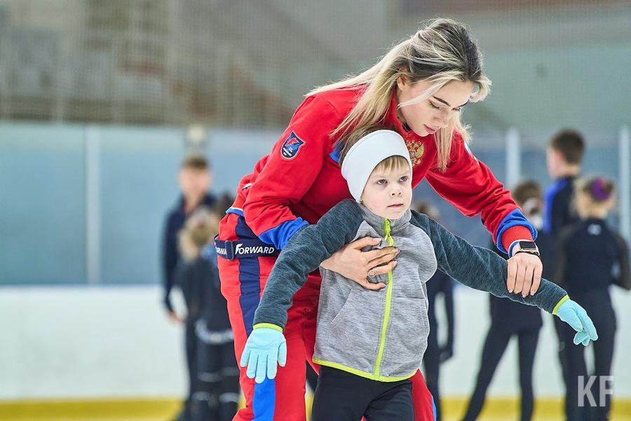 Советы молодым спортсменам, грандиозные планы и отличное настроение. Алексей Ягудин встретился с юными фигуристами из Казани