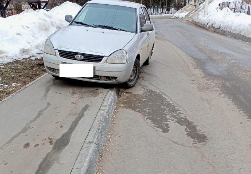Нижнекамцы жалуются на водителей, бросающих авто на тротуарах Нижнекамцы жалуются на водителей, бросающих авто на тротуарах