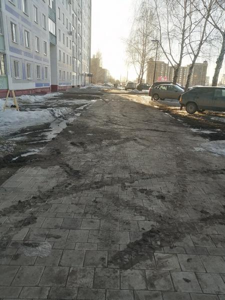 Из-за нехватки парковочных мест жильцы дома в Нижнекамске устроили из газона автостоянку