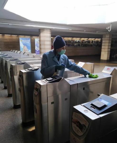 На станциях казанского метрополитена продолжаются ежедневные дезинфицирующие мероприятия
