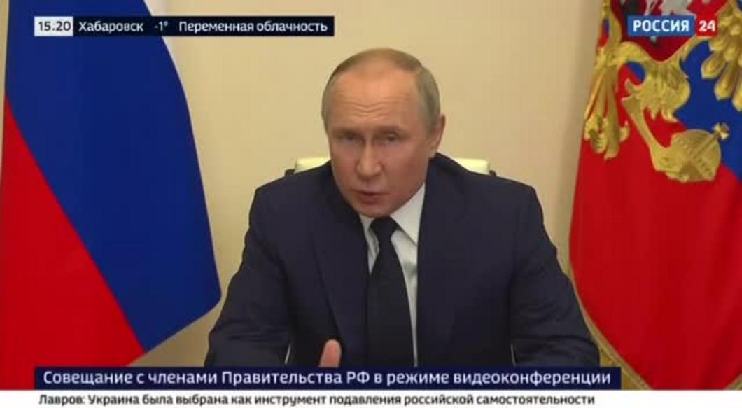 Путин поручил поставлять в недружественные страны газ за рубли