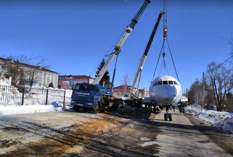 На фото попала транспортировка самолета Як-42 в Лаишевский техникум