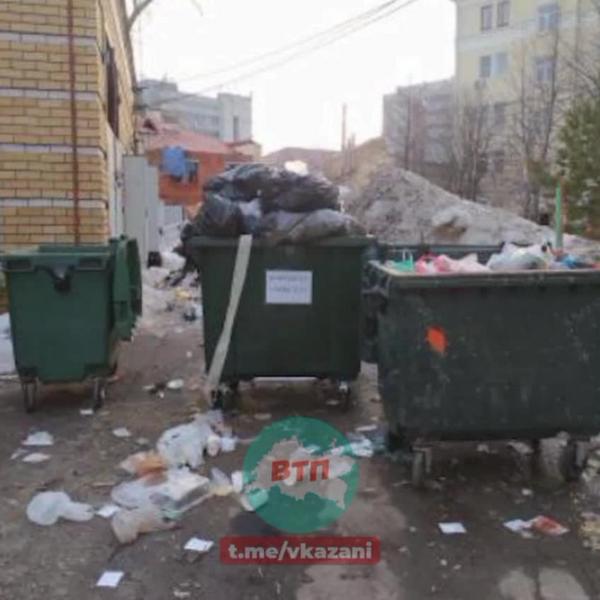 В центре Казани жители дома жалуются на огромное количество мусора от сети фастфуда «Тюбетей»