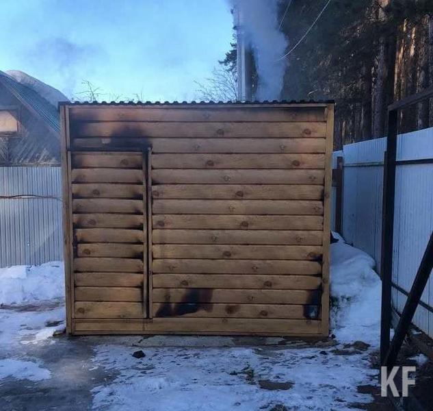 В Нижнекамске пожар едва не уничтожил хозпостройку и грузовик