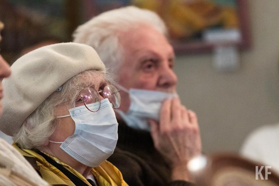 Заболеваемость снижается, темпы ревакцинации тоже: последние новости о коронавирусе