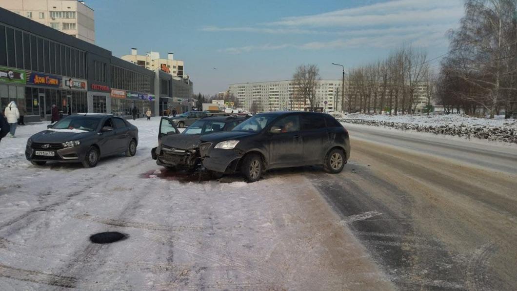 Автолюбительница на «Санг Йонг» устроила аварию у «Барса 2» в Нижнекамске Автолюбительница на «Санг Йонг» устроила аварию у «Барса 2» в Нижнекамске