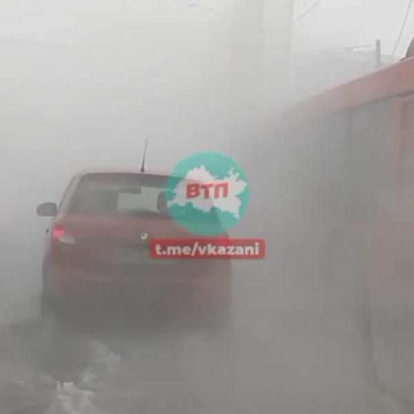 Трубу с горячей водой прорвало на улице Габишева в Казани