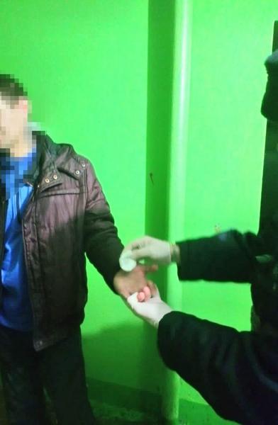 В Нижнекамске у неадекватного мужчины полицейские нашли наркотик