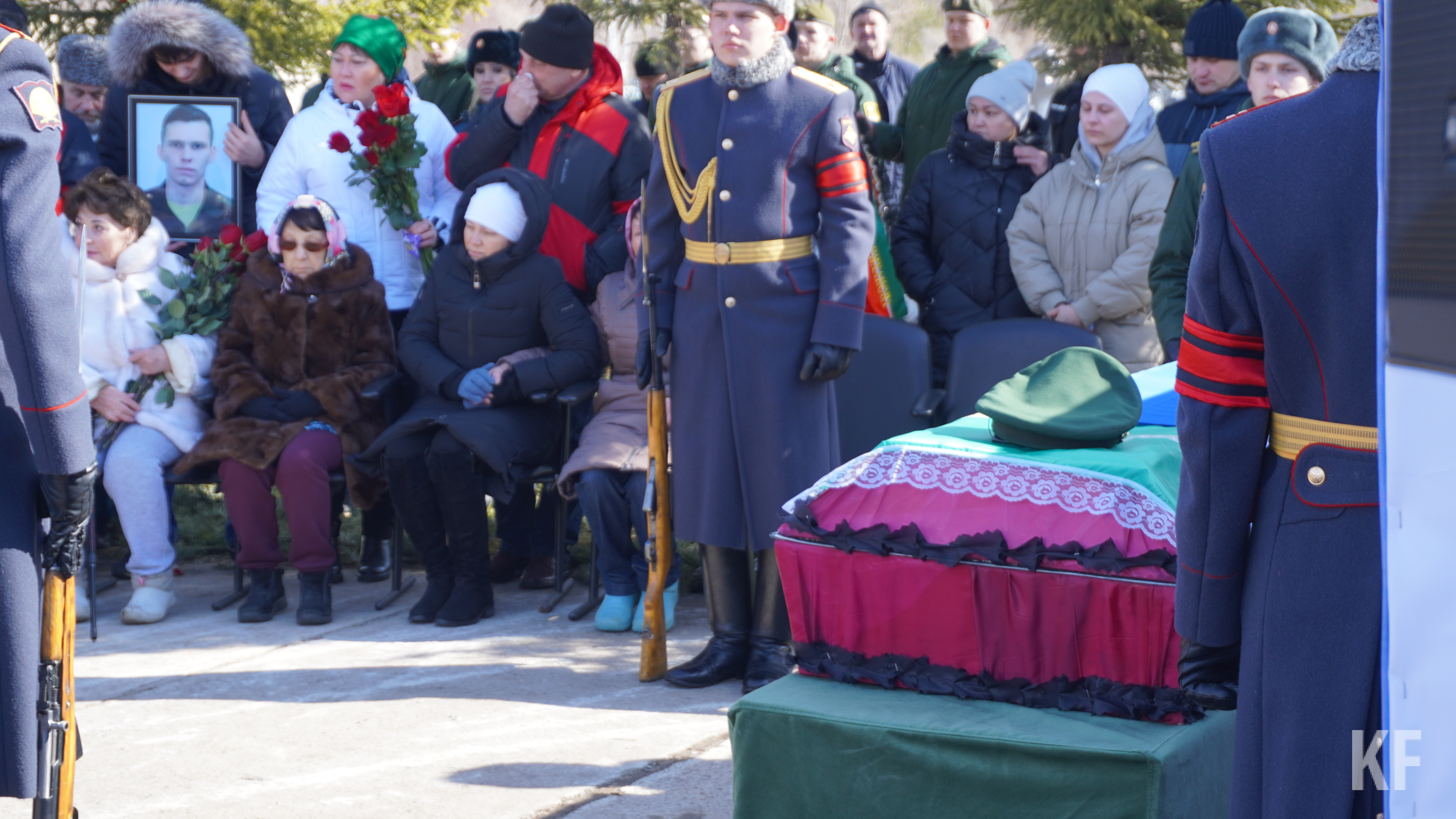 «Весь полумиллионный автоград скорбит»: В Челнах похоронили 21-летнего Артура Шарафеева, погибшего в ходе спецоперации на Украине