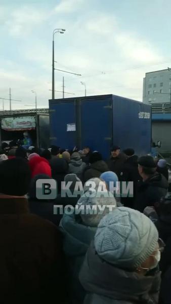 На проспекте Победы в Казани пенсионеры выстроились в километровую очередь за сахаром по 60 рублей