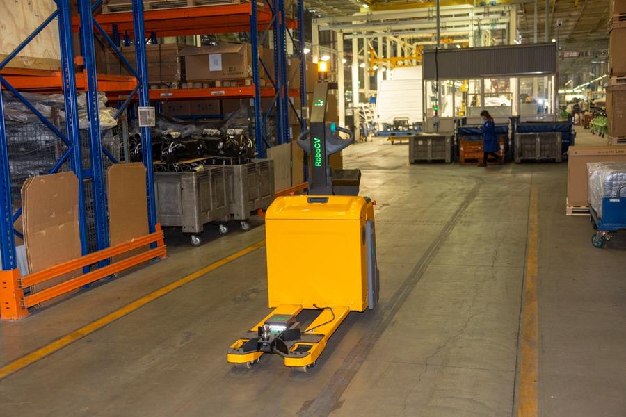 На заводе КАМАЗа задействовали двух роботов-погрузчиков На заводе КАМАЗа задействовали двух роботов-погрузчиков