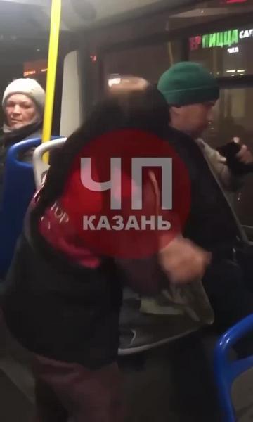 Кондуктор в Казани избила пьяного мужчину, отказавшегося платить за проезд
