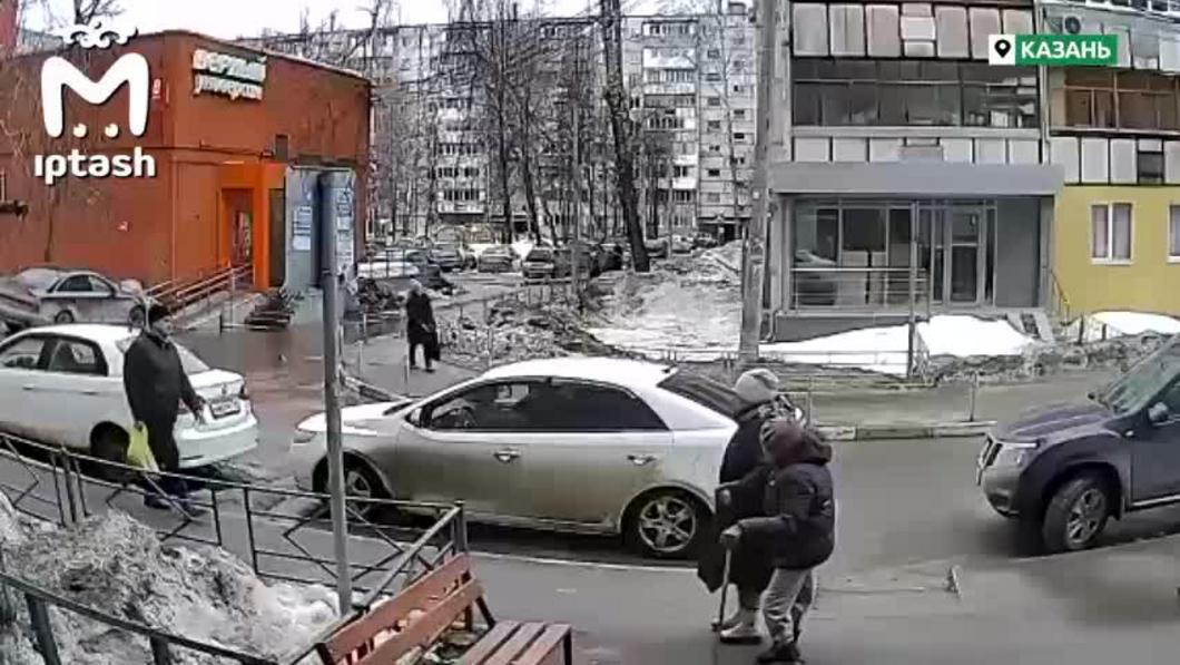 В Казани пешеход отомстил водителю, который его не пропускал