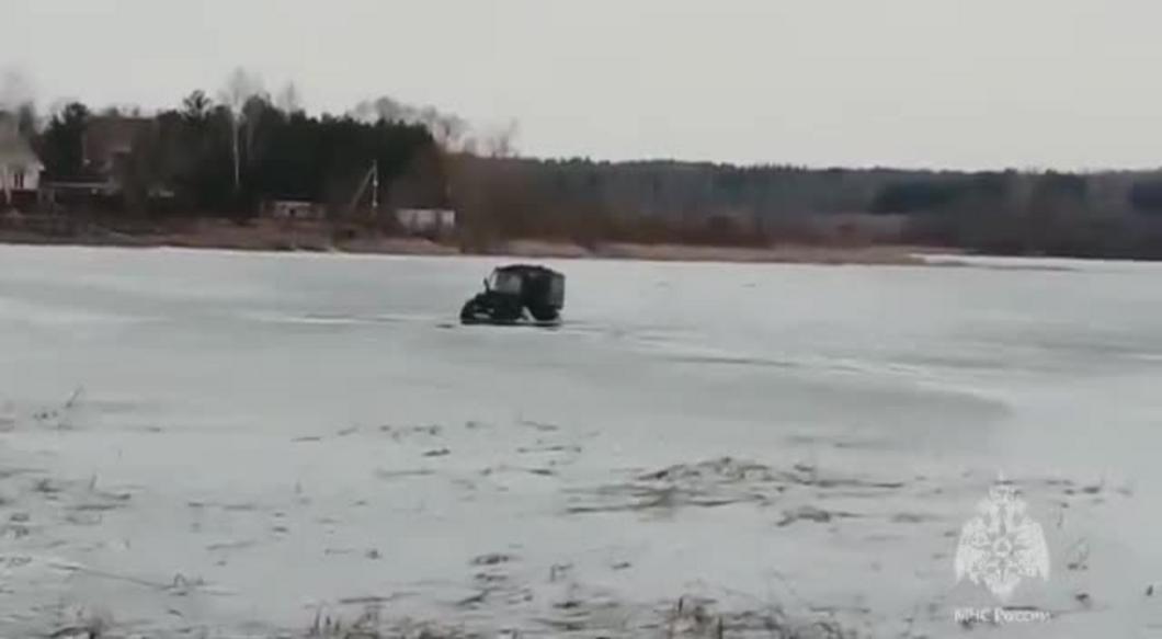 В Татарстане спасатели достали трех человек с застрявшего во льду болотохода