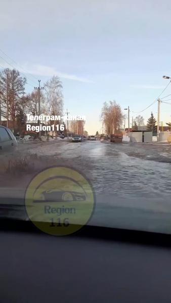 Жители казанского поселка Отары пожаловались на потоп на дорогах