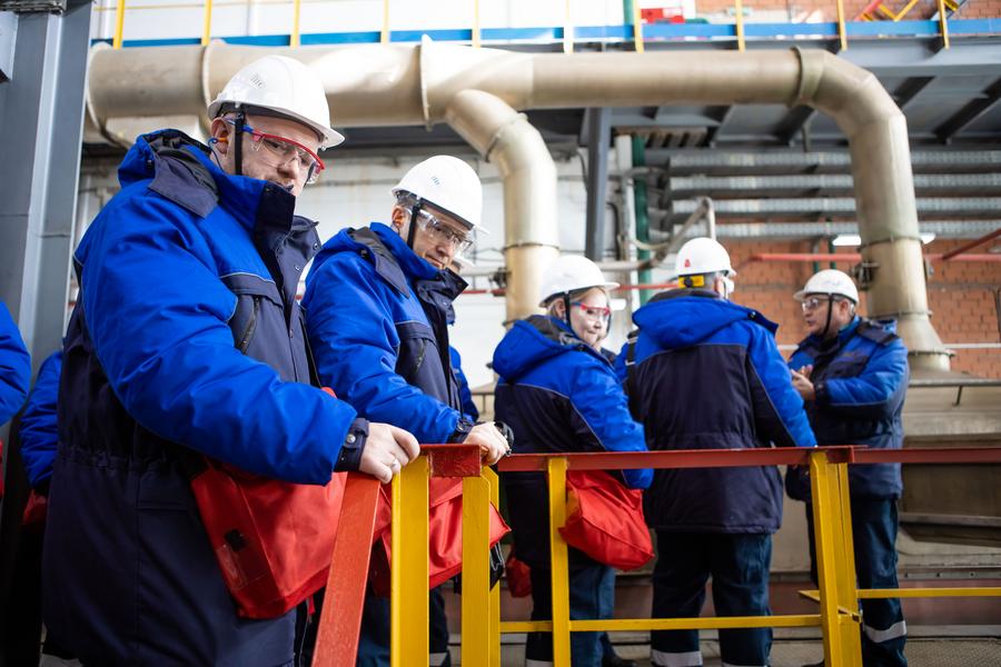 Чиновникам показали, в каких условиях трудятся сотрудники нижнекамского предприятия СИБУРа