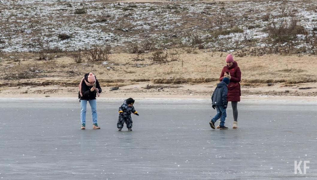 «Не рискуйте жизнью ради улова»: МЧС Татарстана призвало завершить рыбалку со льда