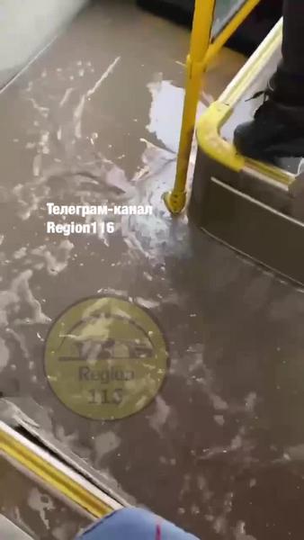 Жители казанского поселка Отары пожаловались на потоп на дорогах
