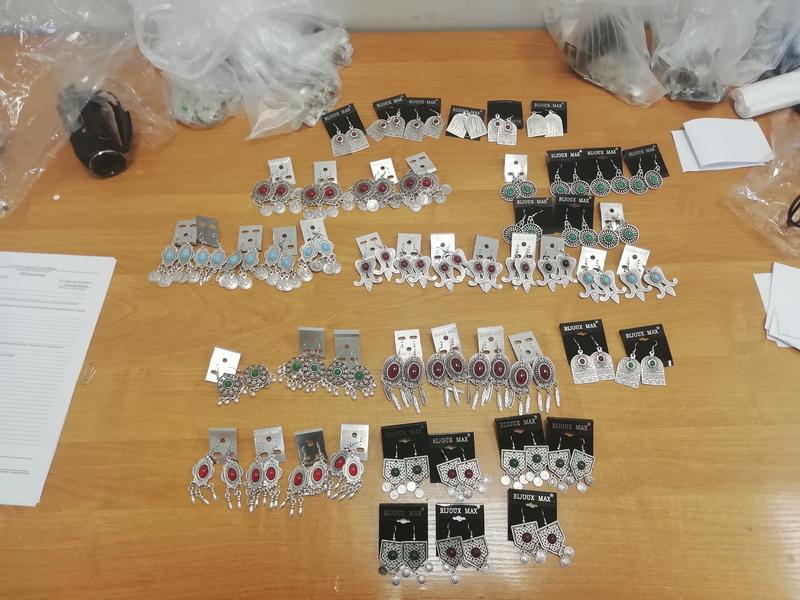 Таможенники нашли более 8 кг незадекларированных украшений у женщины в аэропорту Казани