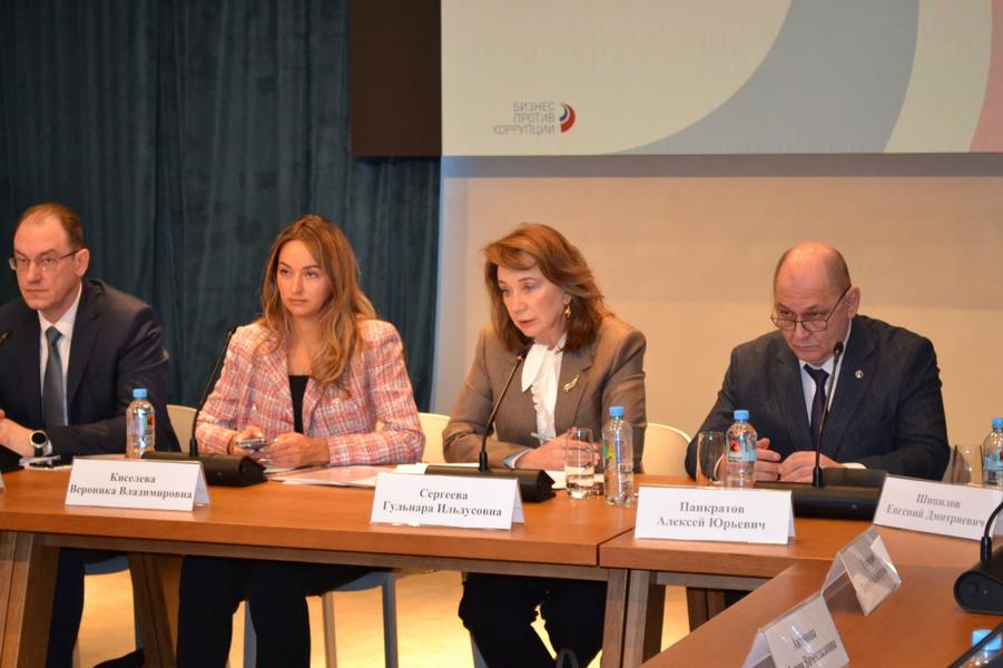 «Ни одного работника, который работает в подчинении своего близкого родственника»: В Татарстане займутся антикоррупционным комплаенсом