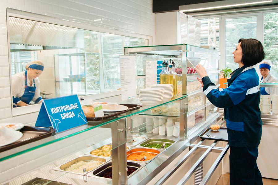 Обновленную столовую с «шоу-кухней» запустили на «Нижнекамскнефтехиме»
