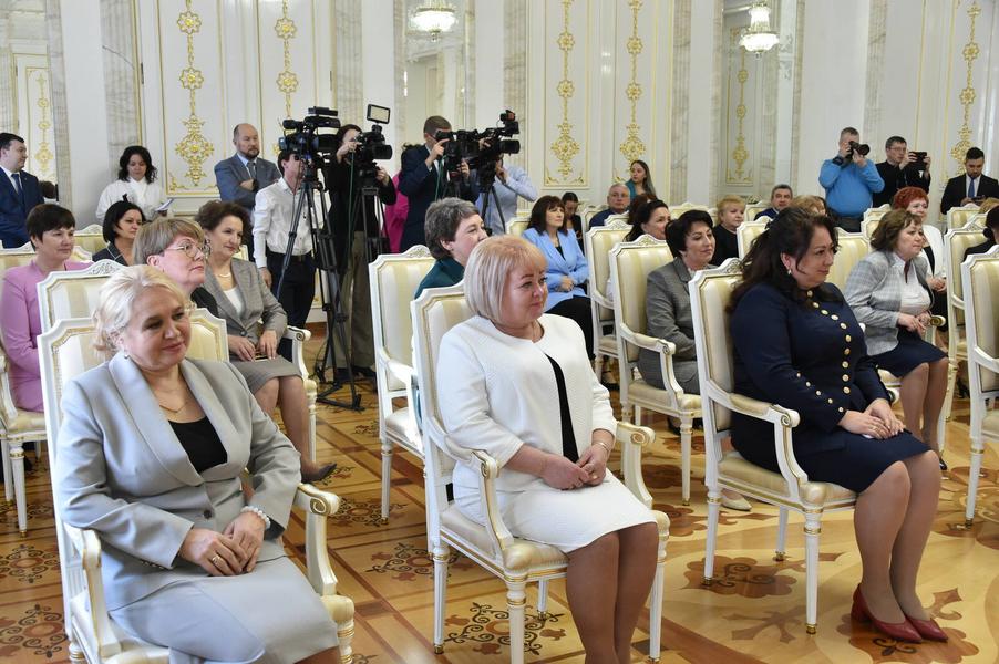 Минниханов  вручил государственные награды татарстанским педагогам и наставникам