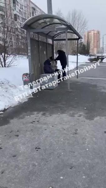 Неизвестный избил женщину до потери сознания на остановке Вагапова в Казани